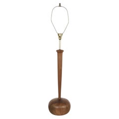 Lampe en noyer sculptée à la main, style Phillip Lloyd Powell, datant du milieu du siècle