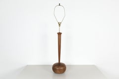 Lampe en noyer sculptée à la main, style Phillip Lloyd Powell, datant du milieu du siècle