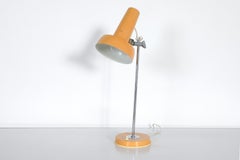 Mid-Century Szarvasi Vas-Fémipari Hala-Style Peach Enameled Adjustable Desk Lamp