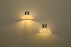 Coppia di applique da parete in cromo e acrilico in stile modernista italiano