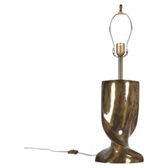 Lampe de table sculpturale en laiton coulé, style milieu du siècle, signée Lumière