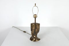 Lampe de table sculpturale en laiton coulé, style milieu du siècle, signée Lumière