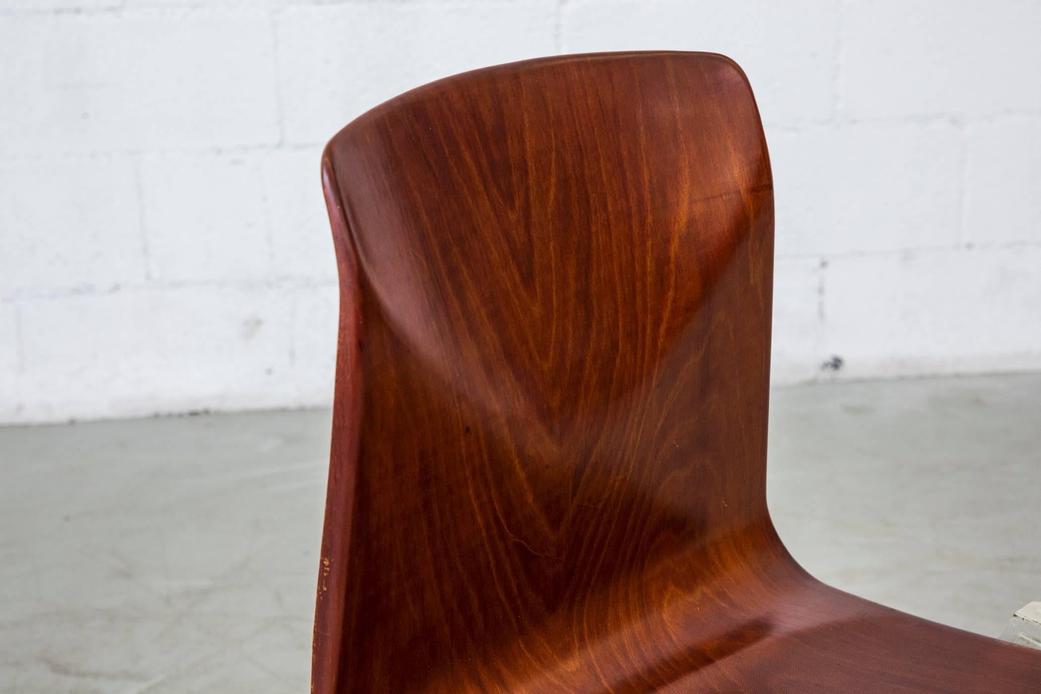 Olandese Set di 6 sedie industriali impilabili in stile Prouve con gambe a compasso e tonalità di teak rosso in vendita