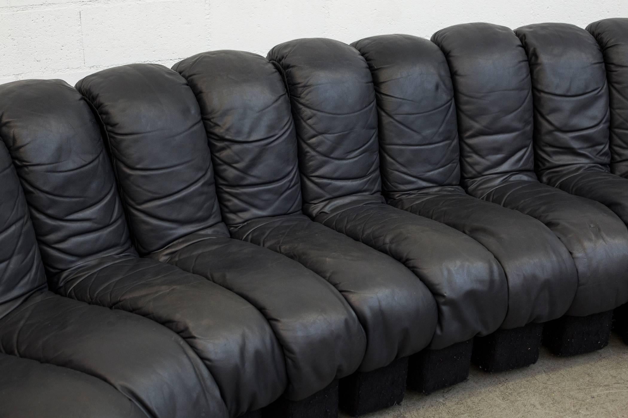 De Sede DS 600 Non-Stop sectional leather sofa by Heinz Ulrich, Ueli Berger and Elenora Peduzzi-Riva. Original almost black-mid-night bluish leather seating with black felt bases. 22 pieces, all of which hook and zip together. Felt in very original