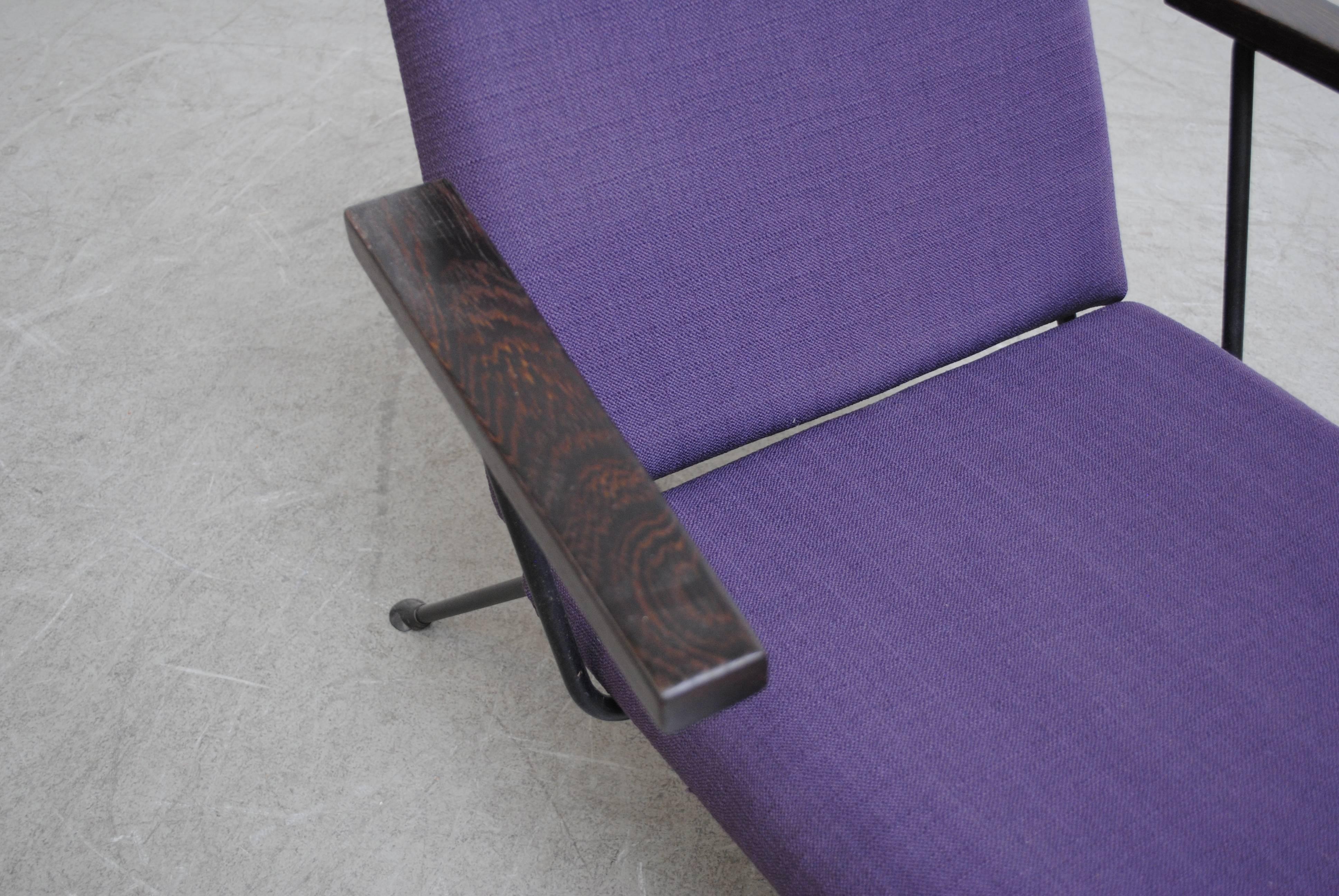 Pair of Plum Upholstered Gispen 1409 Lounge Chairs In Good Condition In Los Angeles, CA