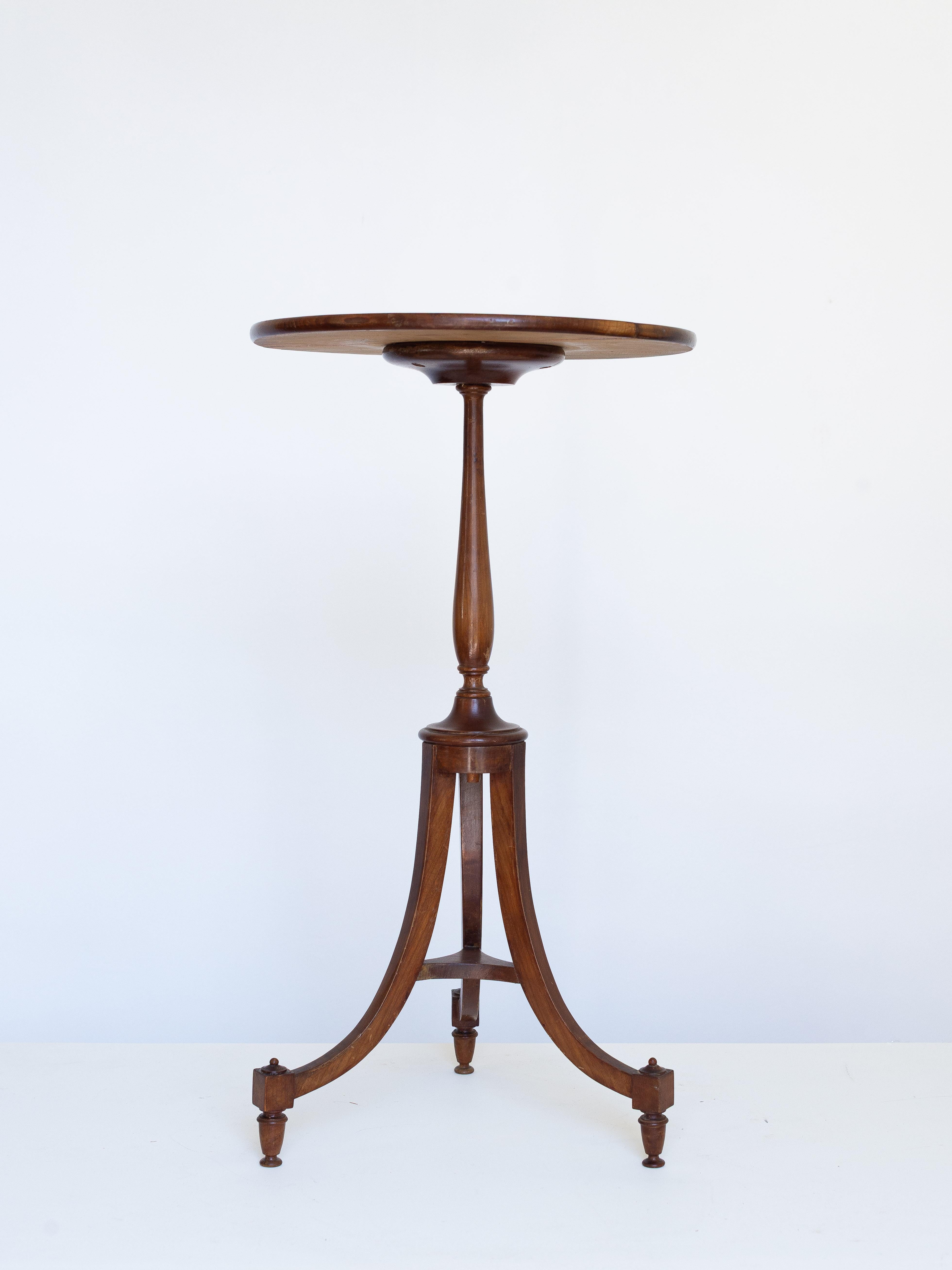 19th Century Mahogany Tripod Pedestal - Gueridon - Side Table 

Elegant American Federal Style tripod table.

Showcases refined neoclassical sensibilities of the post-Revolutionary period. 

Crafted in mahogany, the table features a finely turned