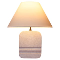 Lampe de table en pierre sculptée, lampe en pierre calcaire moderne du milieu du siècle, Côte d'Azur, années 1970