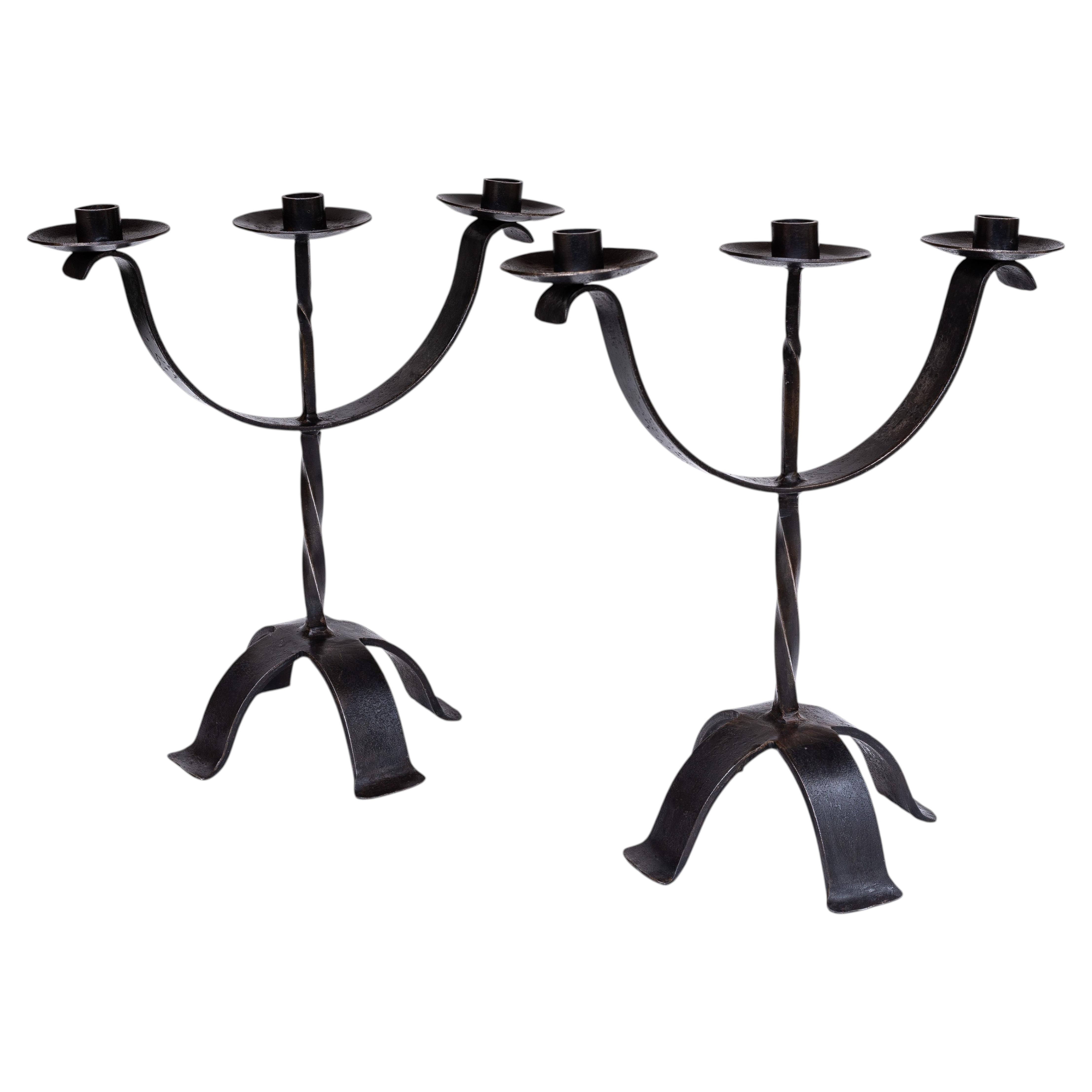 Coppia di candelabri in stile modernista - Ferro battuto forgiato e tornito - Francia, 1940 in vendita