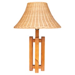 Tischlampe aus Kiefernholz im Mid-Century-Modern-Stil – Lampenschirm aus Rattanstroh, Frankreich, 1970er Jahre