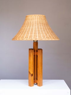 Tischlampe aus Kiefernholz im Mid-Century-Modern-Stil – Lampenschirm aus Rattanstroh, Frankreich, 1970er Jahre