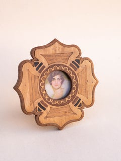 Cornice in legno con intarsio in stile folk, a forma di trifoglio - Datata 1928