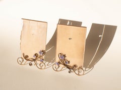 Juego de dos marcos de fotos de latón de estilo Art Nouveau - Flores esmaltadas en color violeta - Austria, 1900
