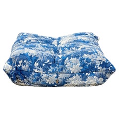 Ligne Roset – Neu gepolsterte Ottomane „Blue Floral TOGO“ von Michel Ducaroy