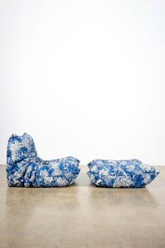 Ligne Roset – Neu gepolsterte Ottomane „Blue Floral TOGO“ von Michel Ducaroy