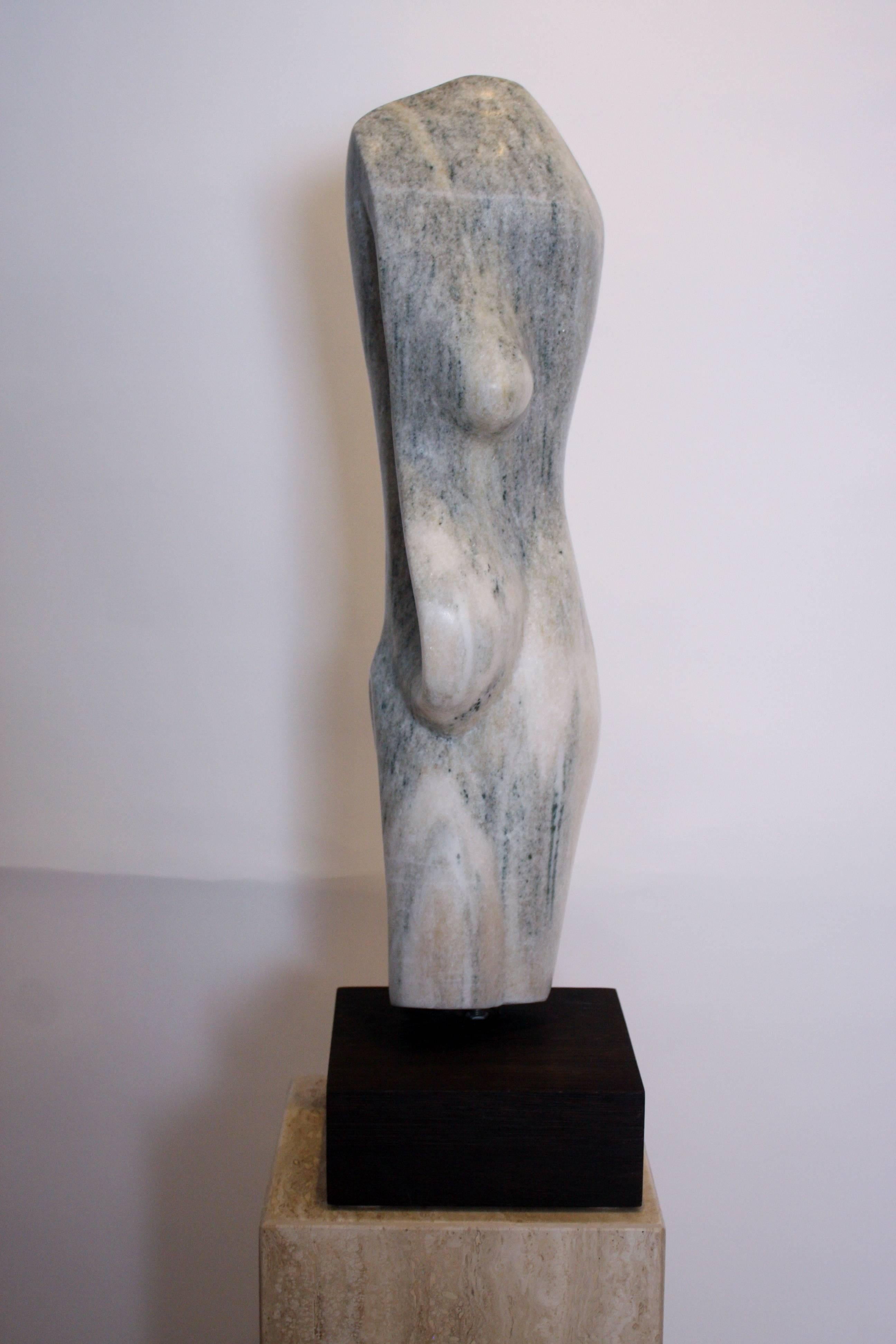 Hohe abstrakte oder kubistische Torso-Skulptur aus Marmor auf Holzsockel mit dem Titel 