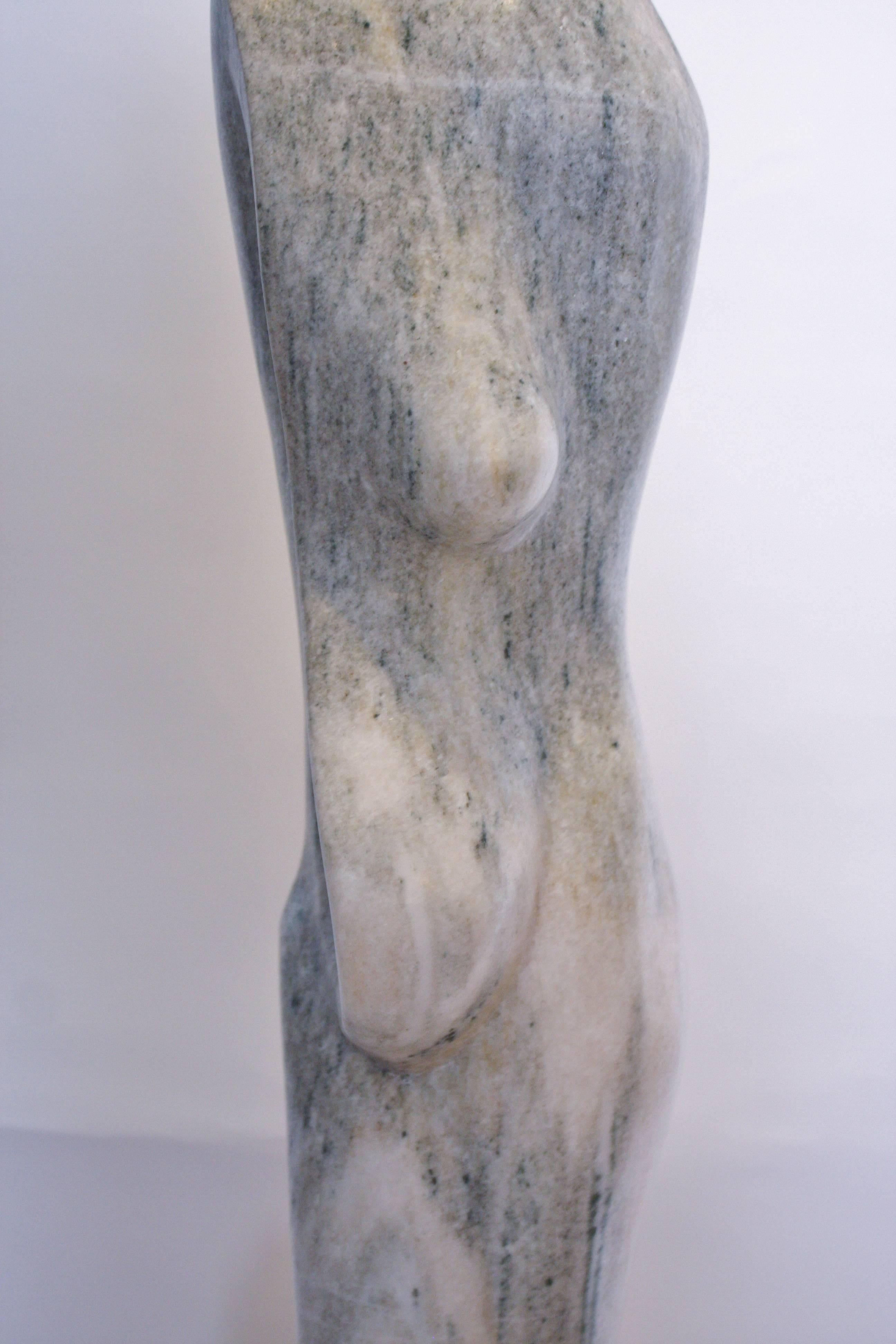 Milieu du XXe siècle Grande sculpture de torse cubiste en marbre « Vénus », signée en vente