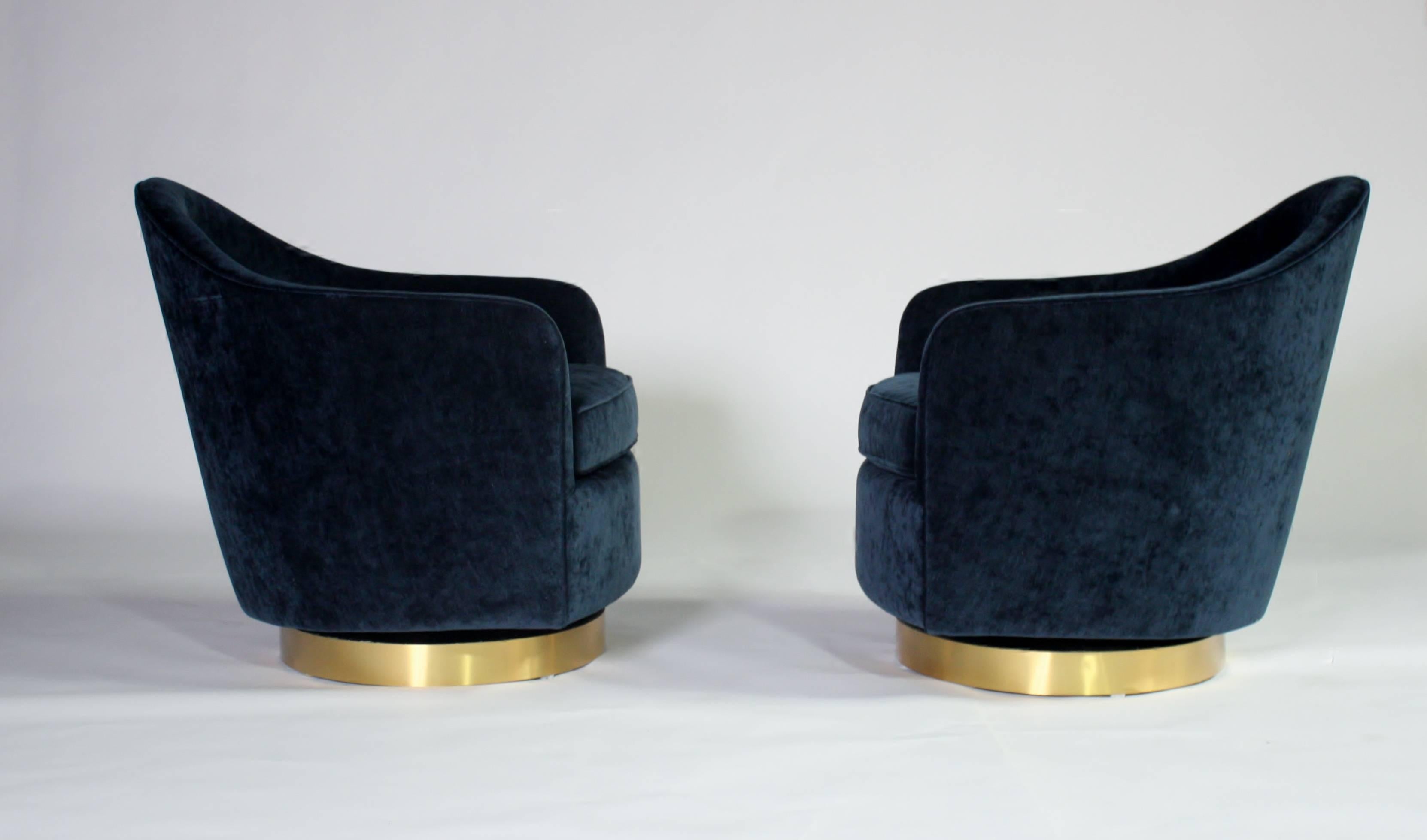 Pair of 1970s barrel-back, teardrop-shape, tilt and swivel chairs designed by Milo Baughman for Thayer Coggin completely reupholstered and restored in Vanguard 