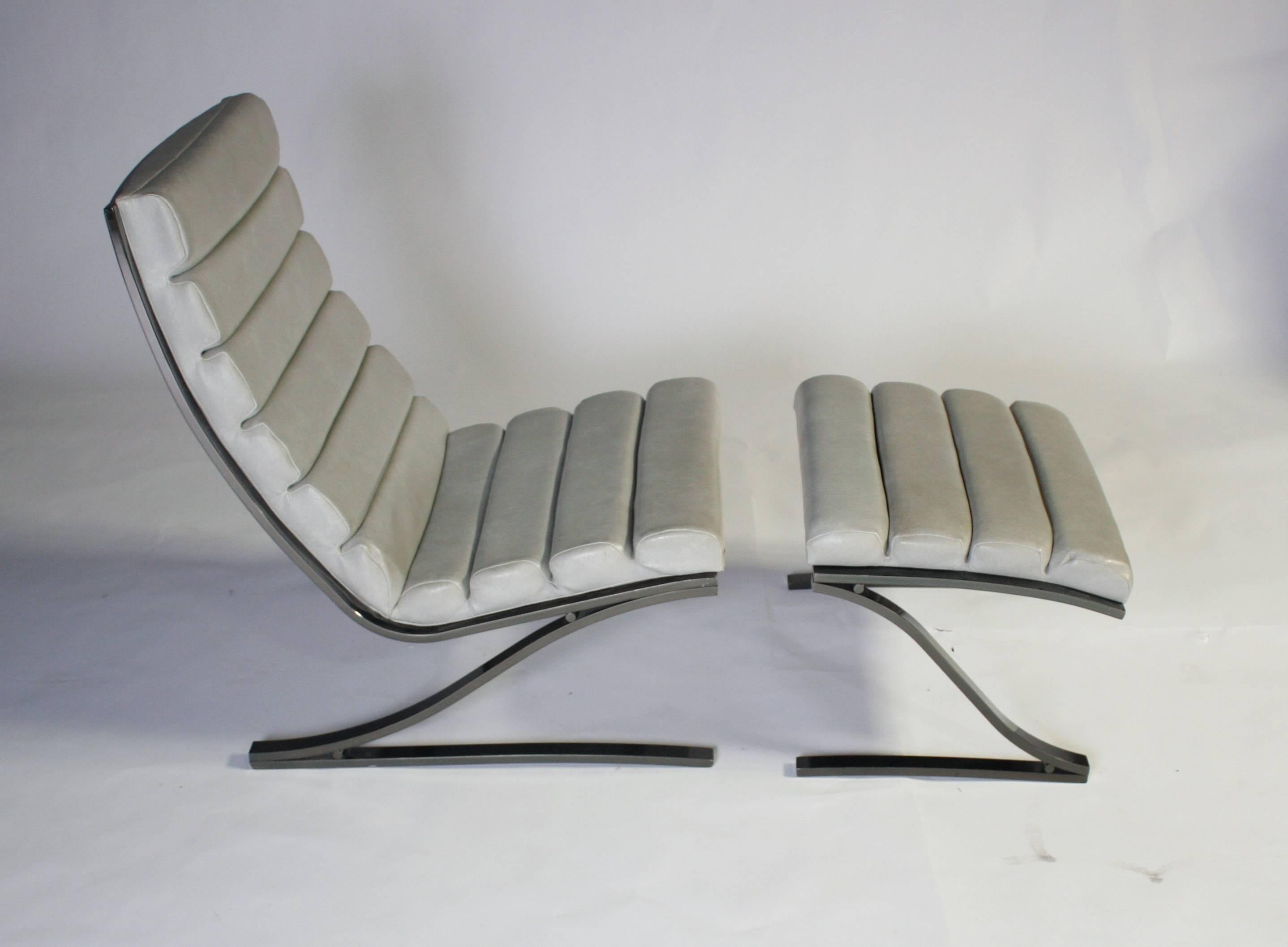 Design Institute of America Cantilevered Lounge Chair and Ottoman In Excellent Condition In Chicago, IL