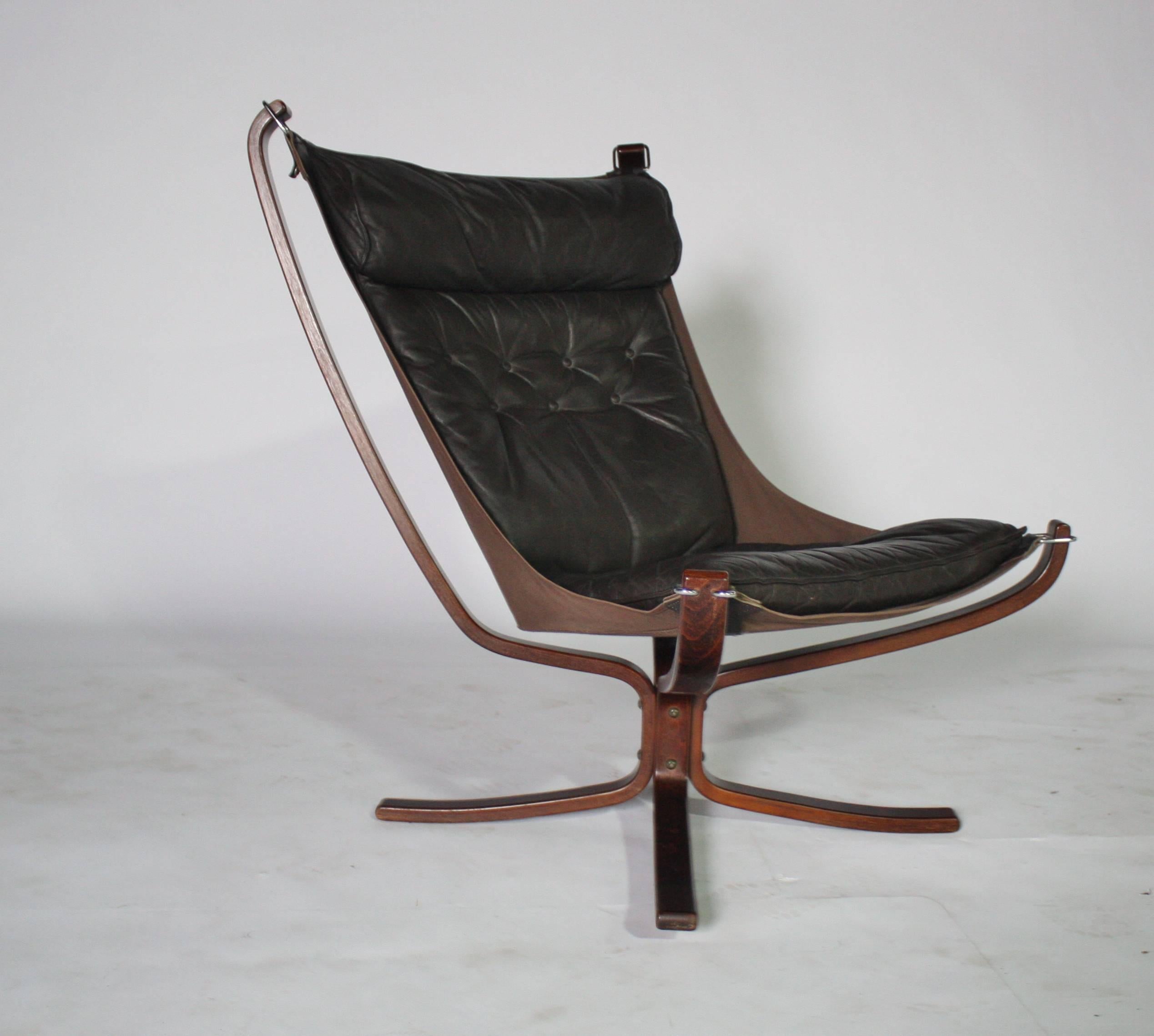 Sigurd Resell Rosewood and Leather Falcon Chair In Good Condition In Chicago, IL