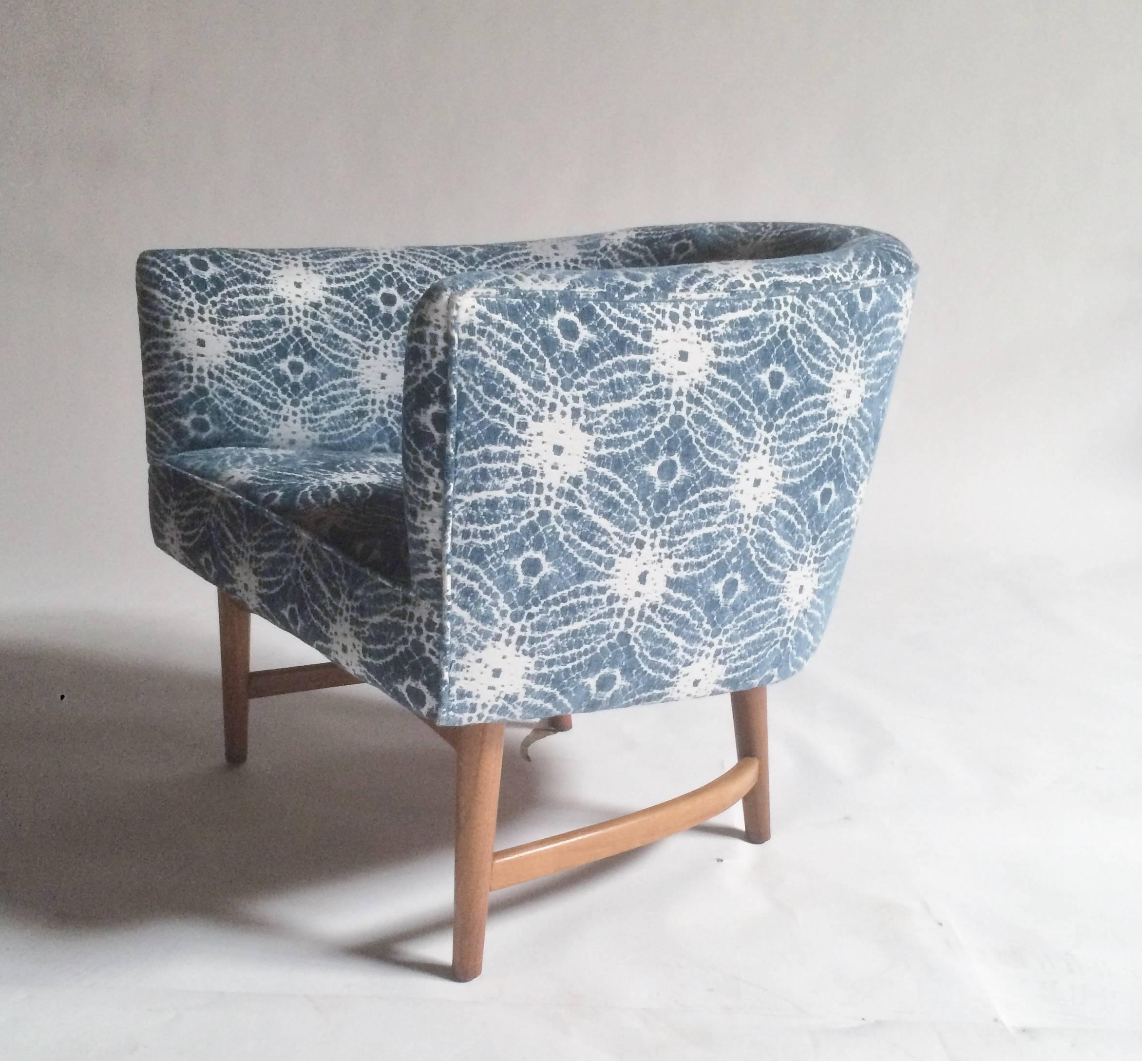 Mid-Century era compact barrel or tub chair on a walnut wood frame with rounded stretchers, designed by Lawrence Peabody for the Nemschoff Chair Company. This chair has been newly upholstered in a high-end fabric from Spain with a blue and white