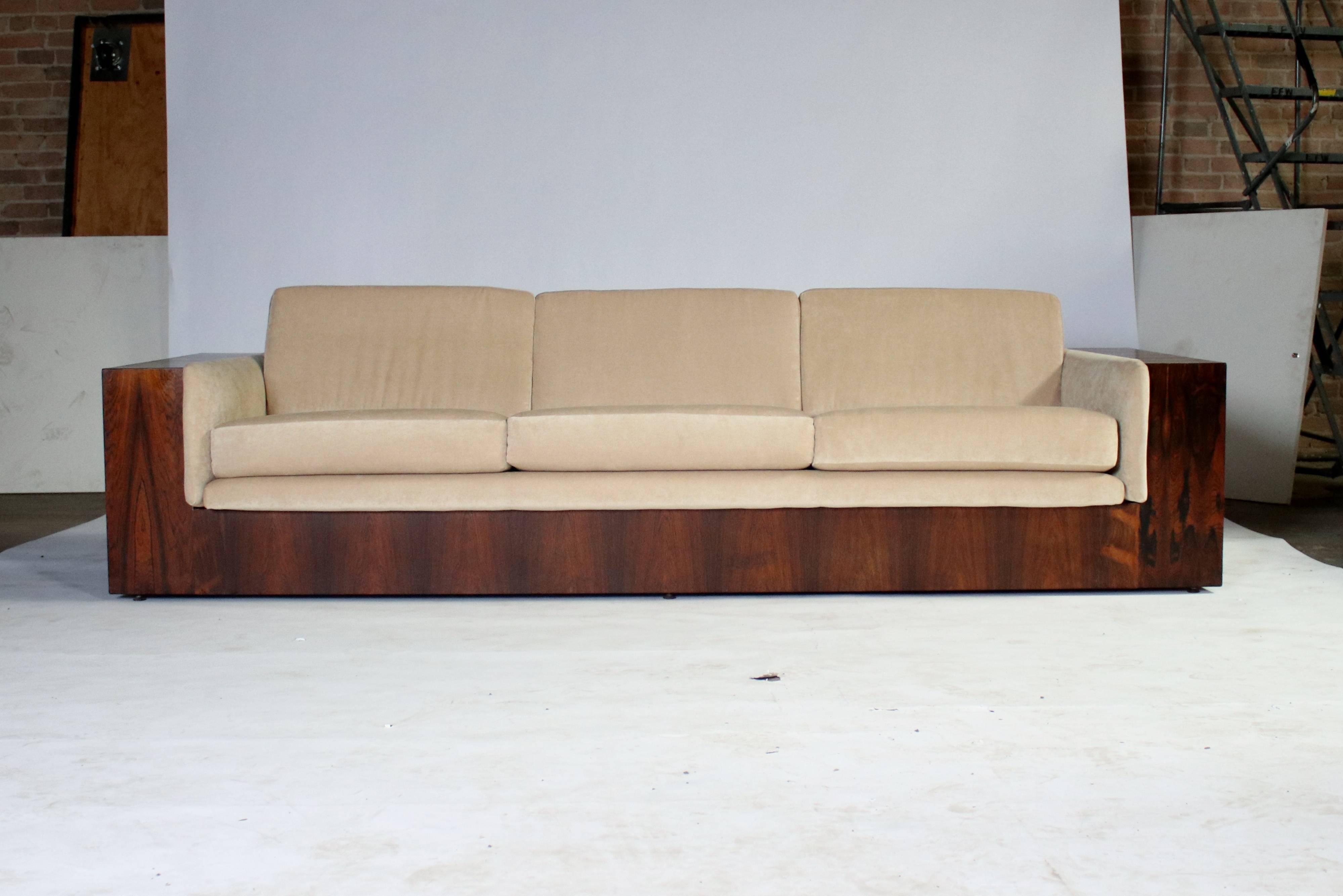 1970s Milo Baughman three-seat case sofa in Brazilian rosewood for Thayer Coggin with removable beige upholstered cushions.