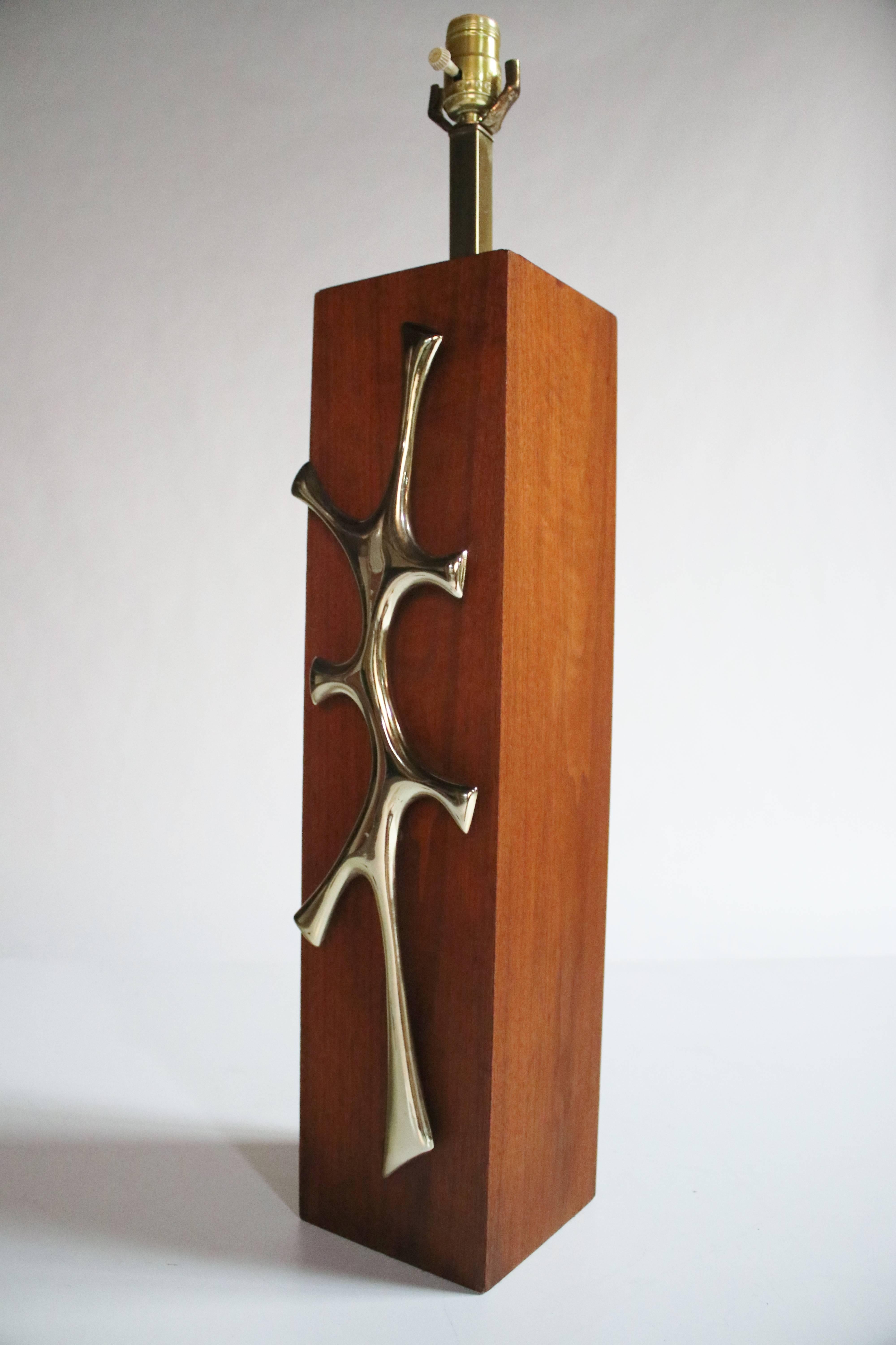 American Mid-Century Walnut and Sculptural Brass Table Lamp For Sale