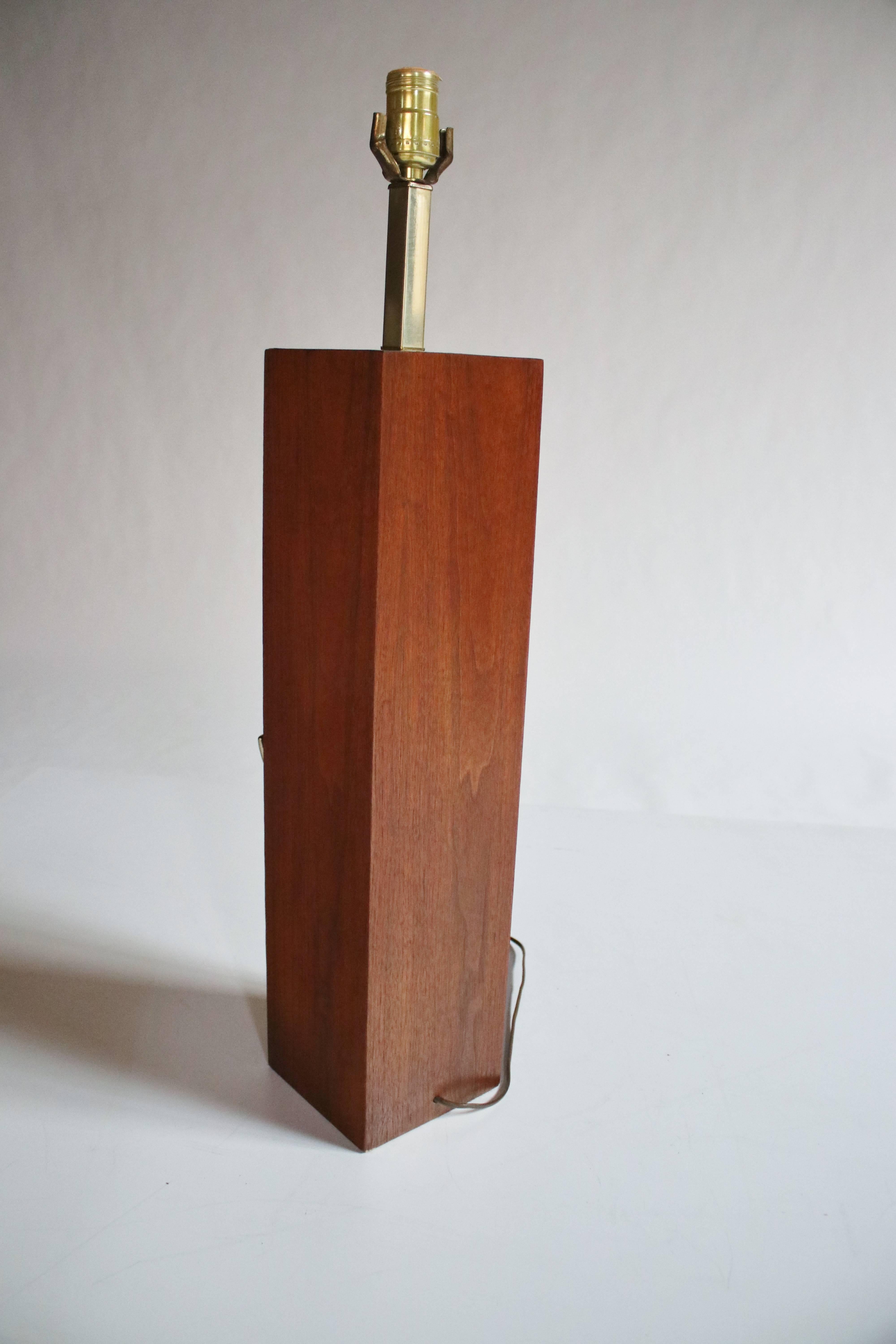 Polished Mid-Century Walnut and Sculptural Brass Table Lamp For Sale