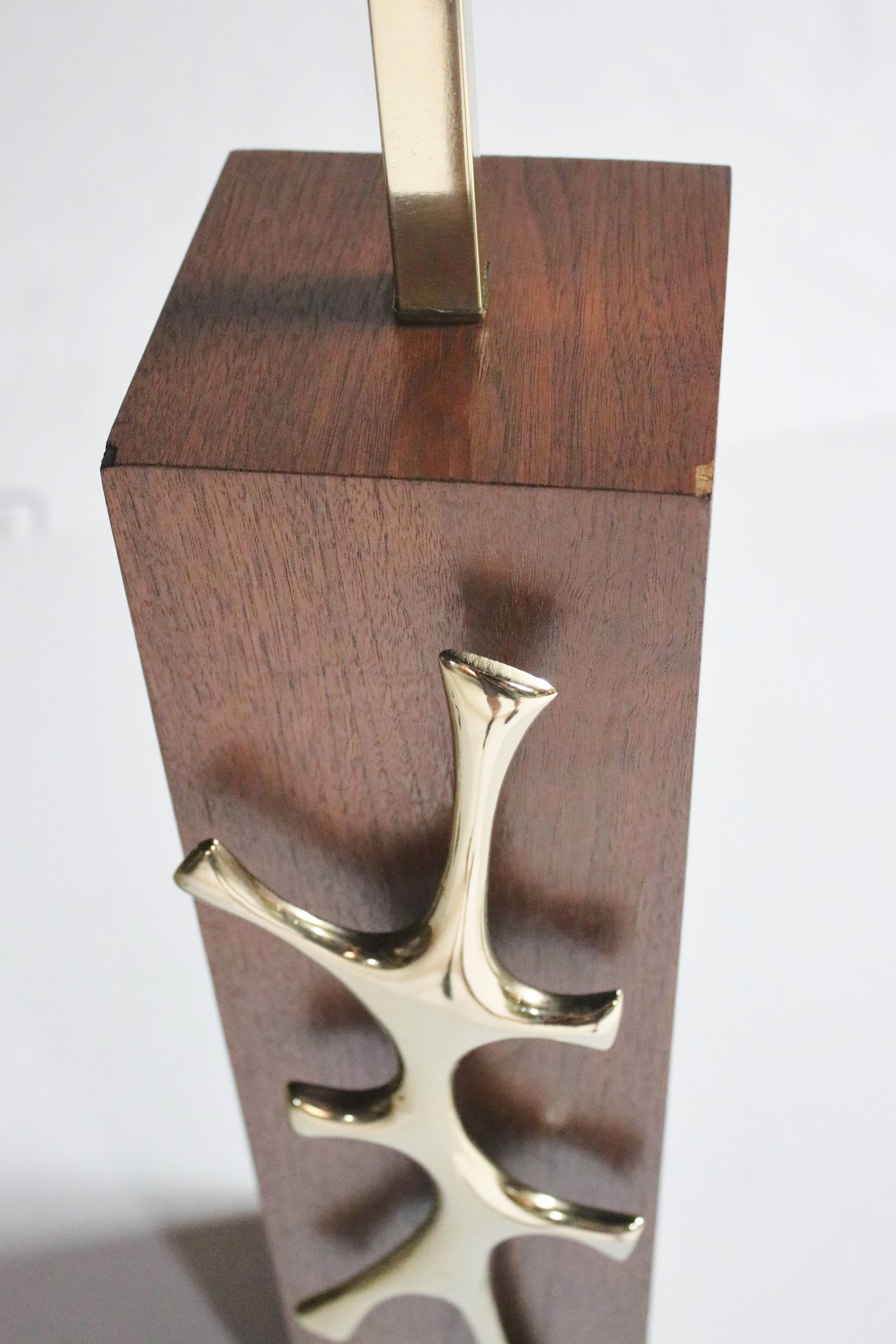 Mid-20th Century Mid-Century Walnut and Sculptural Brass Table Lamp For Sale