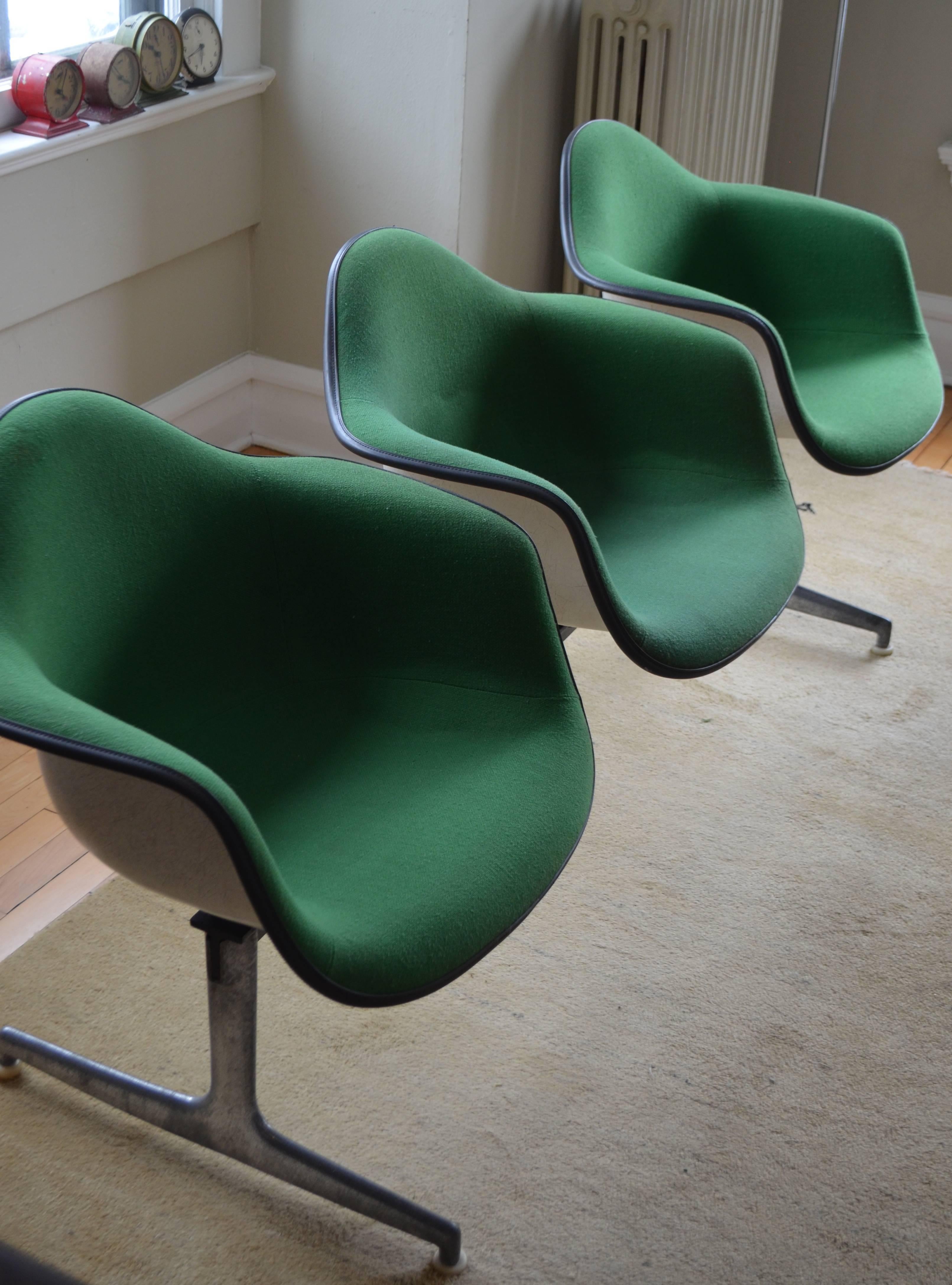 Charles and Ray Eames Tandem Three-Shell Upholstered Seating for Herman Miller In Good Condition In Madison, WI