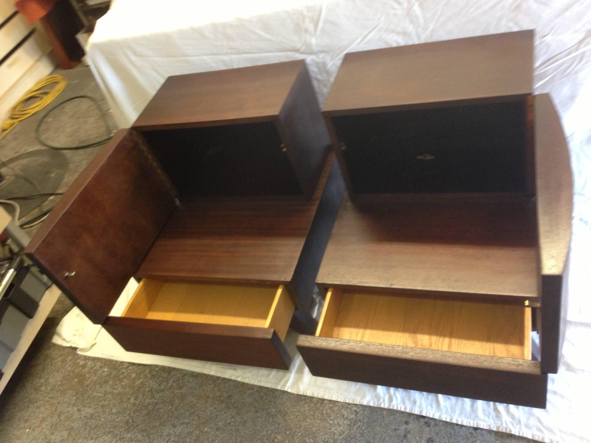 Mid-Century Modern Pair of Mid-Century Wooden Bedside/End Tables For Sale