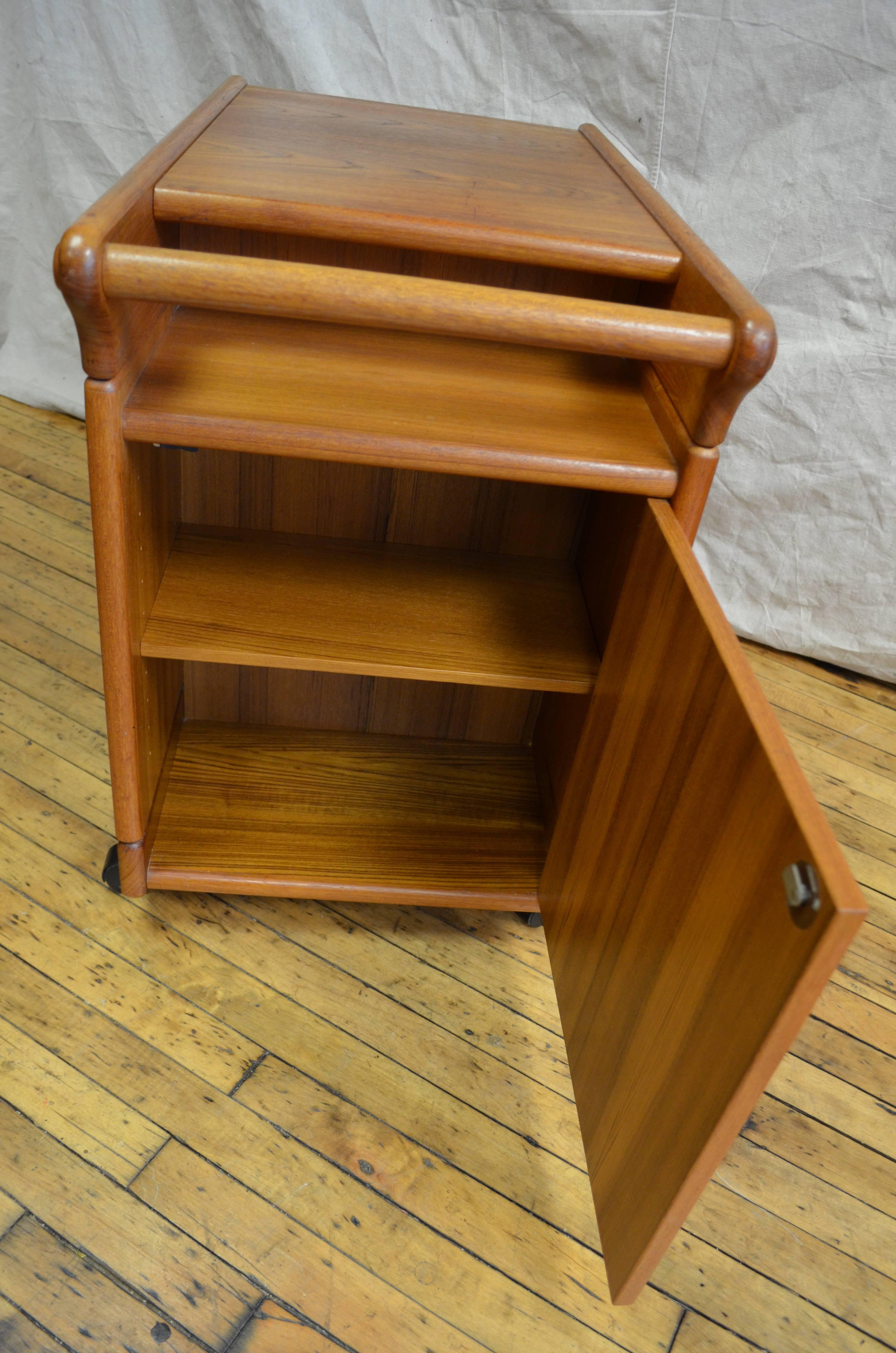 Mid-Century Teak Tea Bar Cart on Wheels In Excellent Condition In Madison, WI