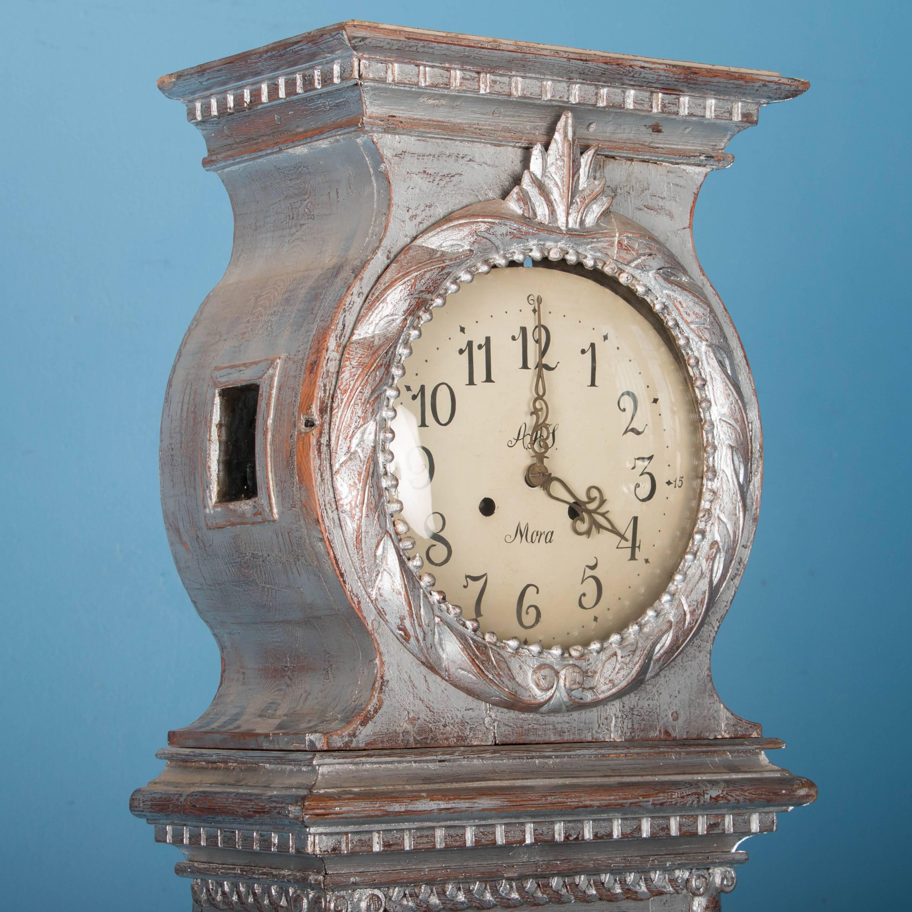 The graceful lines and beautiful, detailed carving throughout this clock add to its elegant appeal, while the unique silver painted finish is captivating. Reminiscent of mercury glass, there is a unique dimensional quality to the painted finish that