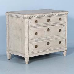 Paire de commodes anciennes peintes en gris Gustavien:: Suède:: vers 1860