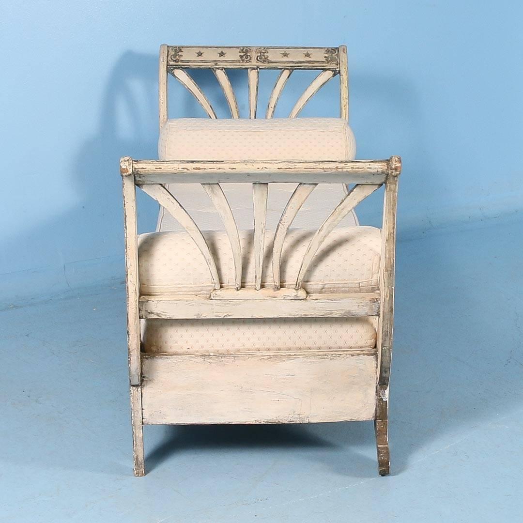 Antique Gustavian Original White Painted Settee from Sweden, circa 1840 In Good Condition In Round Top, TX