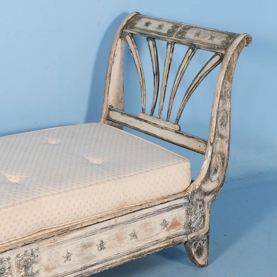 Antique Gustavian Original White Painted Settee from Sweden, circa 1840 1