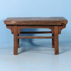 Table d'appoint ou petite table basse ancienne en orme de Chine:: vers 1820