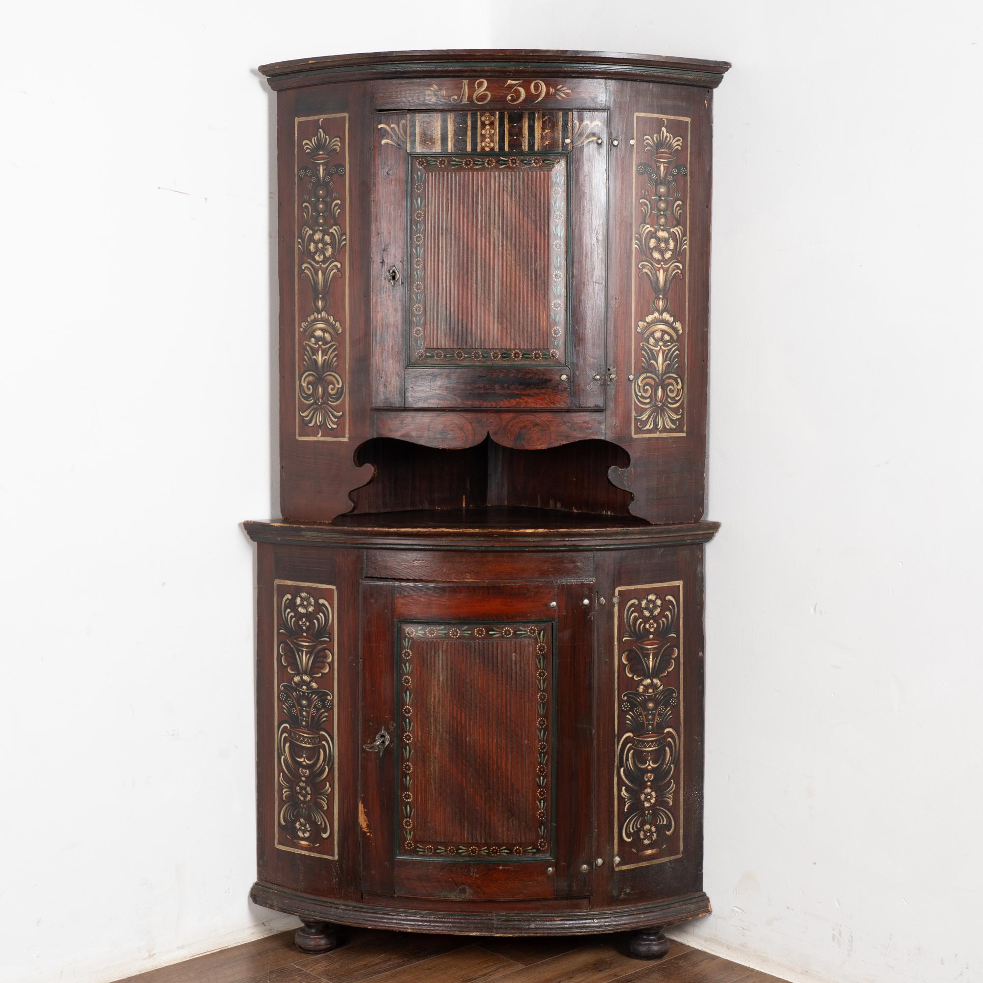 Questo originale mobile angolare dipinto di marrone è un eccellente esempio di artigianato svedese con vernici e design tradizionali dell'arte popolare.
La data del 1839 indica che potrebbe essere stato un regalo di nozze speciale.
Questa credenza