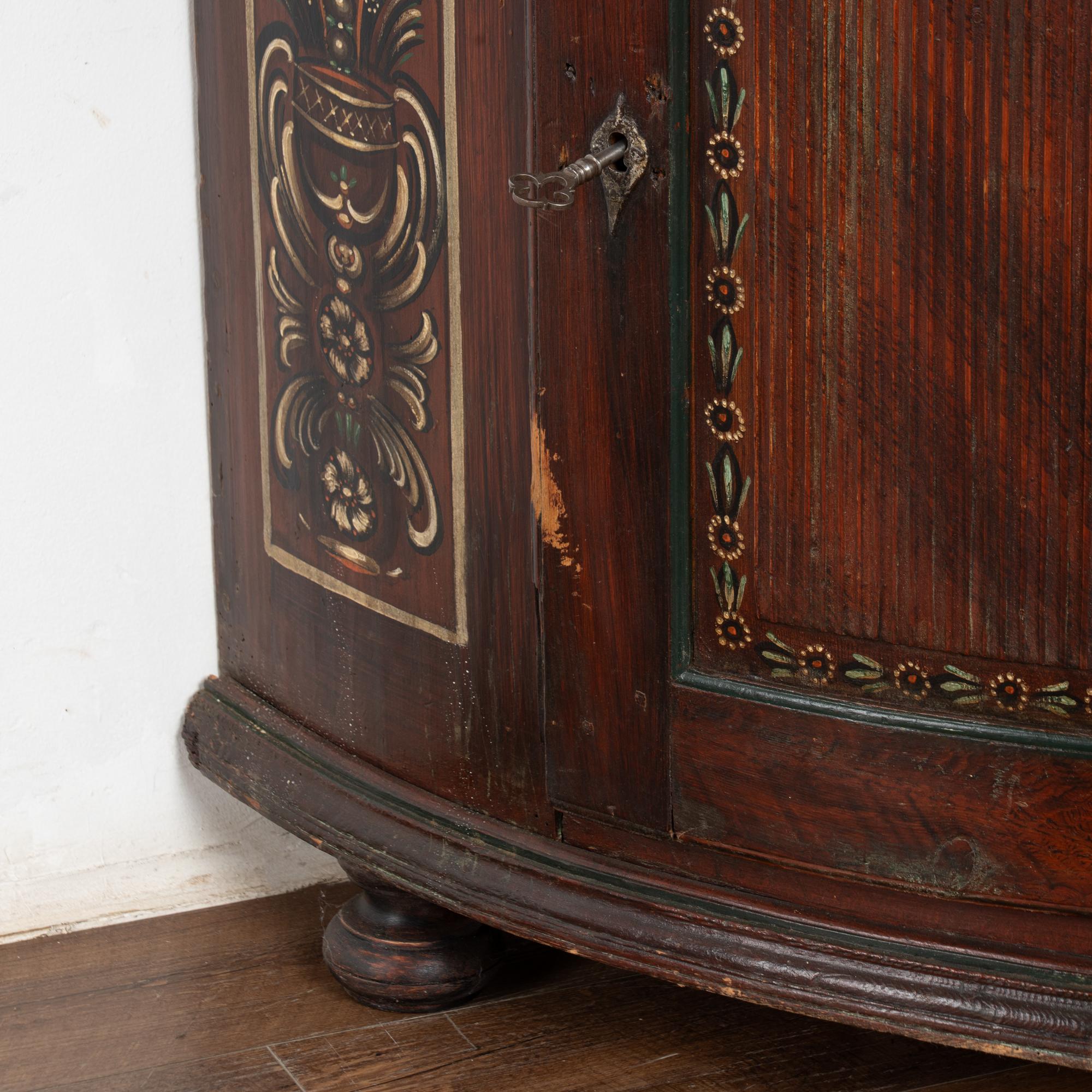 Armadio angolare originale in pino svedese dipinto di marrone datato 1839 in vendita 4