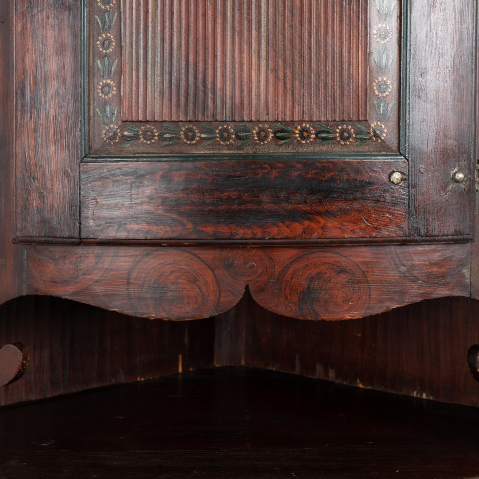 Armadio angolare originale in pino svedese dipinto di marrone datato 1839 in vendita 1