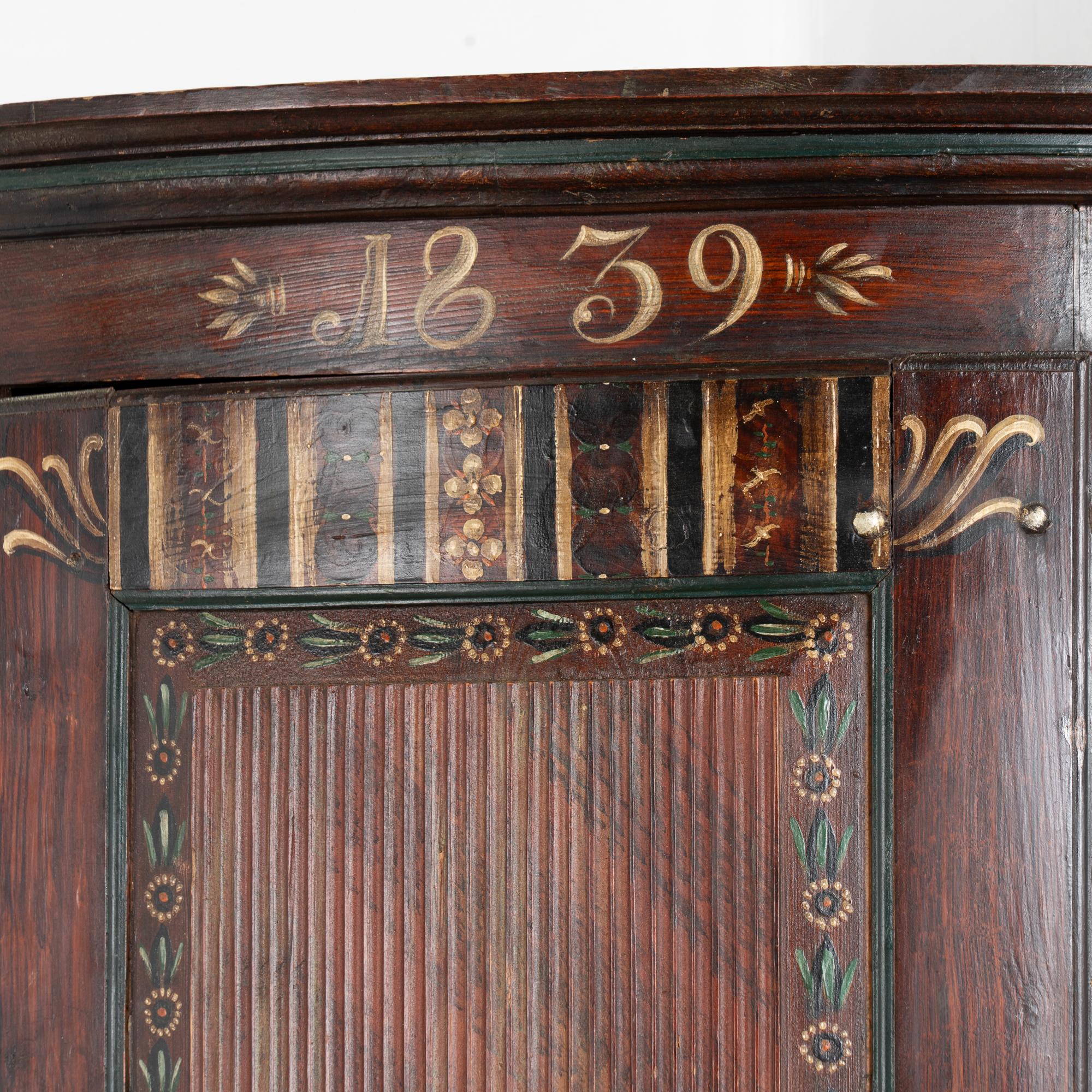 Svedese Armadio angolare originale in pino svedese dipinto di marrone datato 1839 in vendita