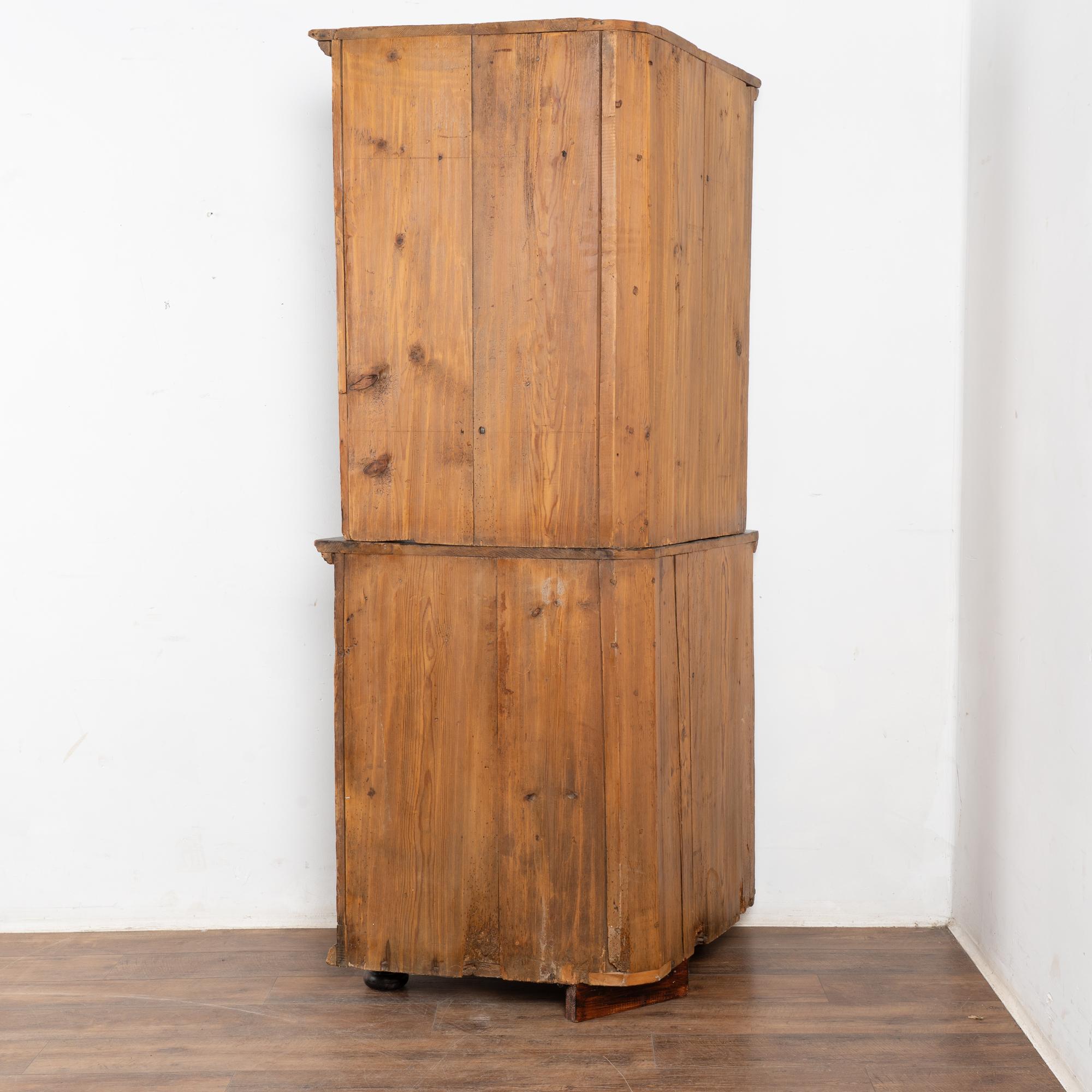 Armadio angolare originale in pino svedese dipinto di marrone datato 1839 in vendita 6