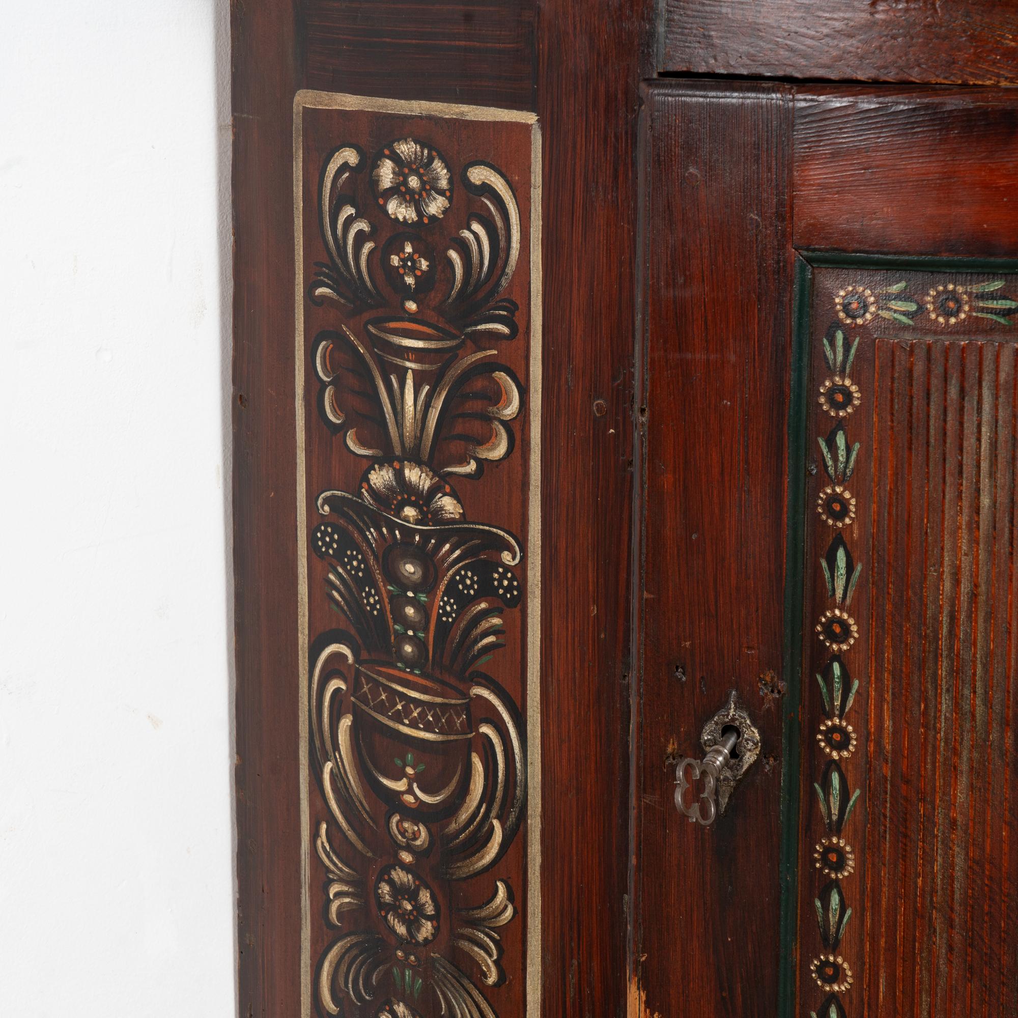 Armadio angolare originale in pino svedese dipinto di marrone datato 1839 in vendita 3
