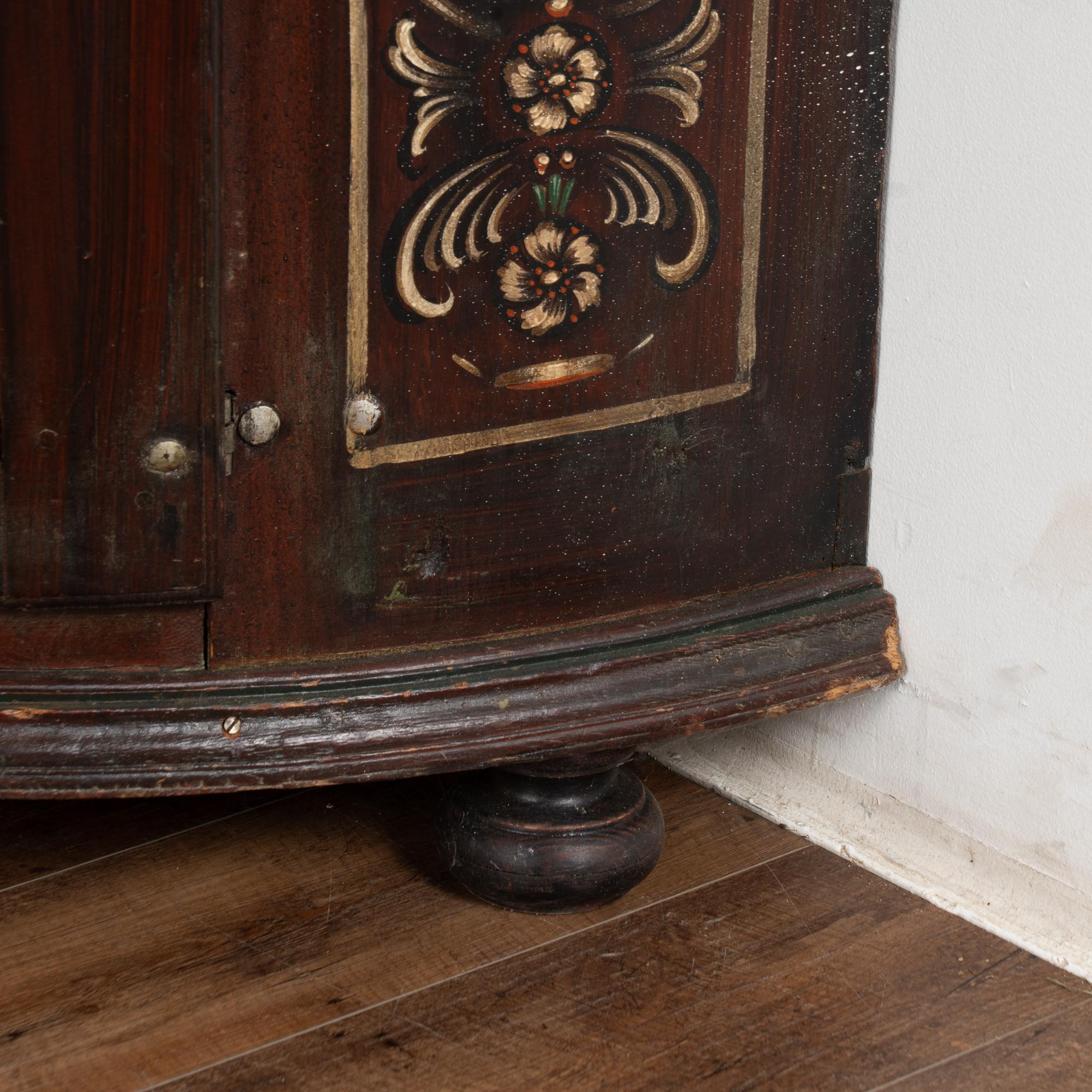 Armadio angolare originale in pino svedese dipinto di marrone datato 1839 in vendita 5
