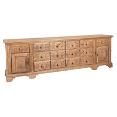 Credenza francese del XIX secolo in rovere sbiancato con 14 cassetti