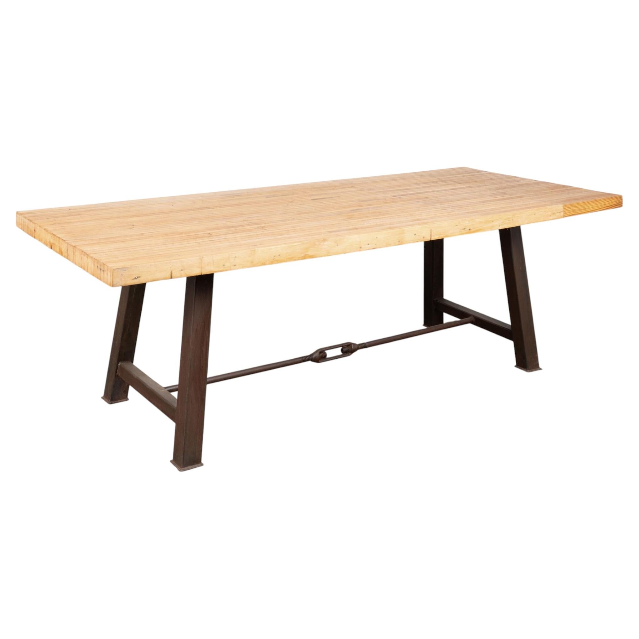 Industrieller Ess- oder Arbeitstisch aus wiederverwertetem Holz von einer Bowlingbahn im Angebot