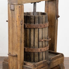 Antike Weinpresse aus Ungarn, datiert auf das Jahr 1932