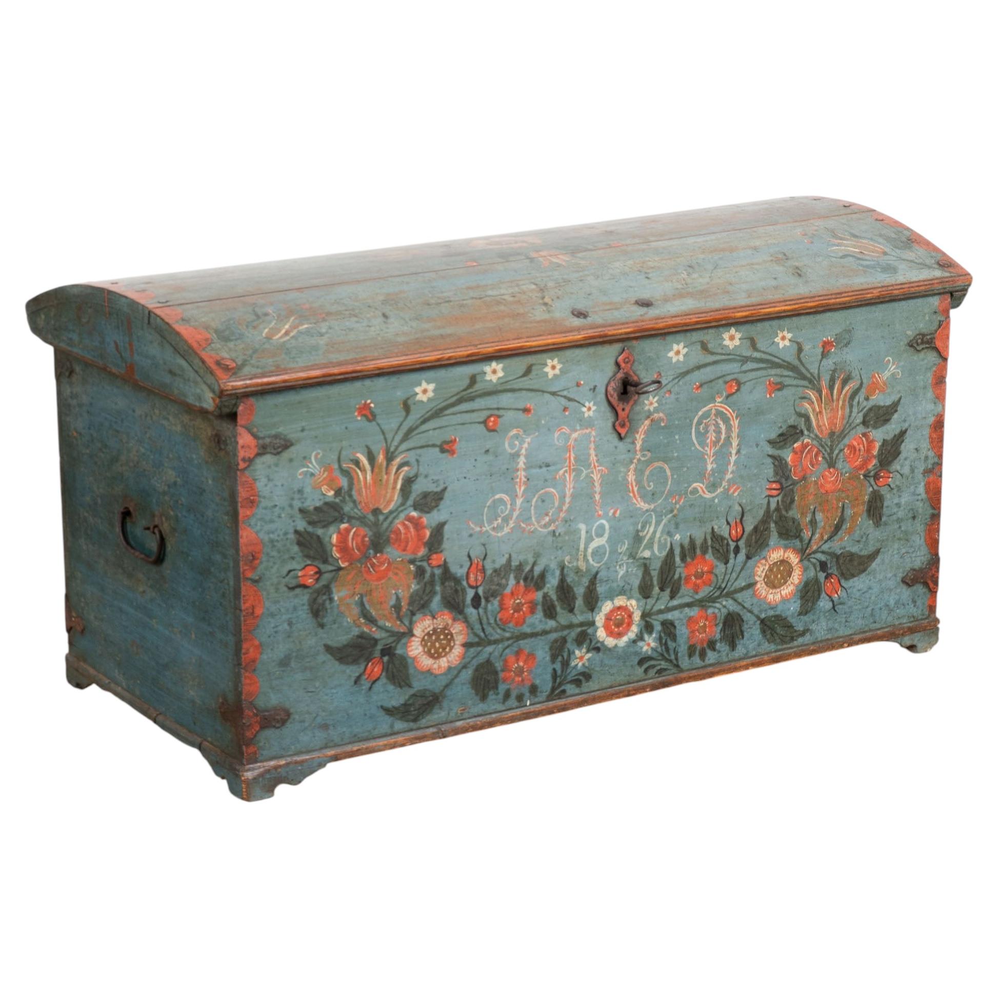 Baúl sueco original de pino azul con tapa abovedada, pintado a mano y fechado en 1826
