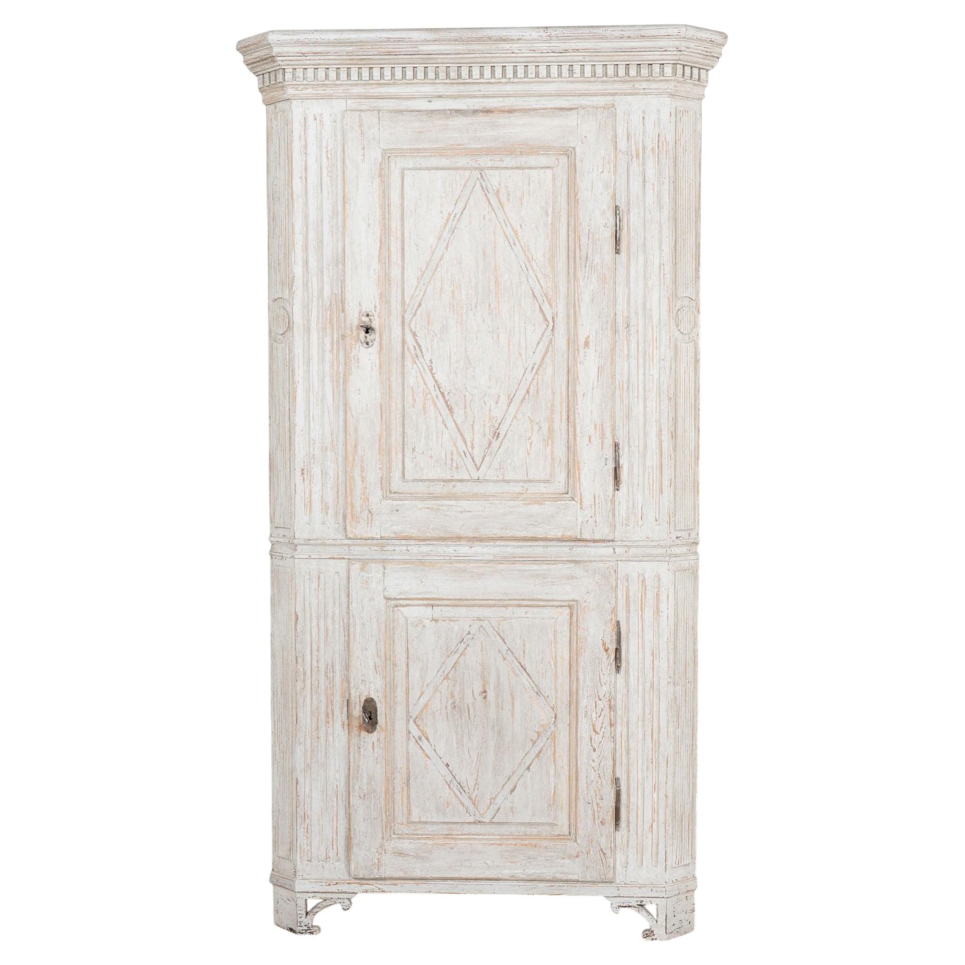 Armoire d'angle suédoise du XIXe siècle, en pin gris de style gustavien