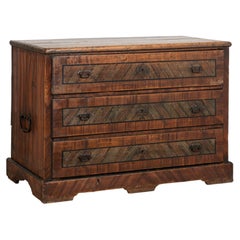 Grande commode à trois tiroirs d'origine hongroise du XIXe siècle, peinte à la main