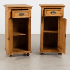 Paire de tables de chevet hautes en pin hongrois de la fin du XIXe siècle